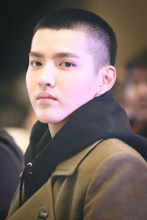 吴亦凡寸头图片,魅力四溢，演绎时尚新篇章  第3张