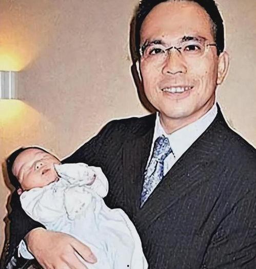 李泽钜妻子背景,出身名门，商业精英背后的贤内助