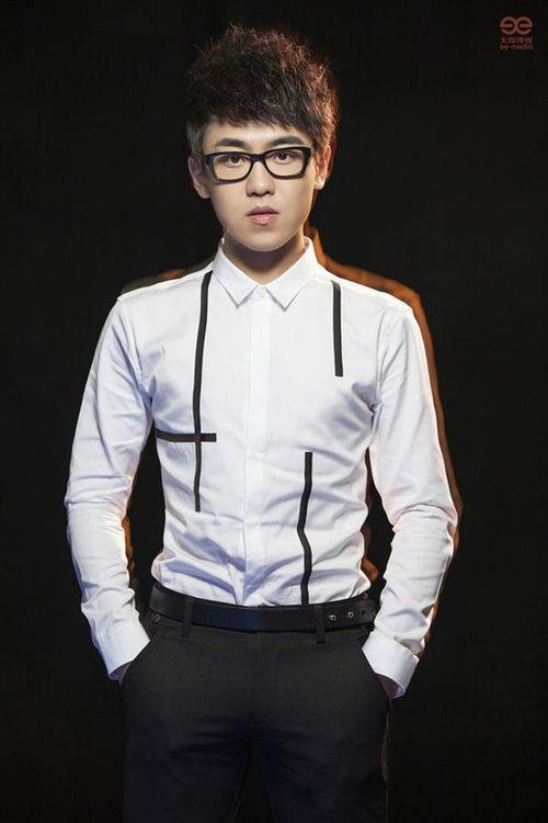 刘心个人资料,才华横溢的青年作家，用文字描绘青春与梦想